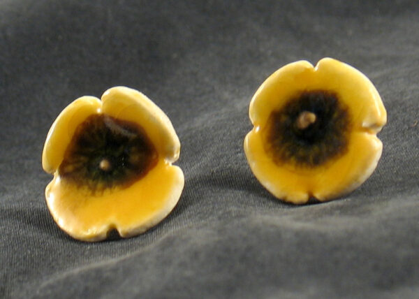 Kolczyki ceramiczne na sztyfcie w kształcie kwiatów