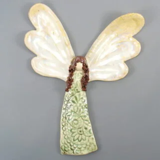 Anioł ceramiczny zielony, zawieszka na ścianę, doskonały prezent na roczek. Niepowtarzalny egzemplarz. Wysokość 24 cm, szerokość 19 cm.