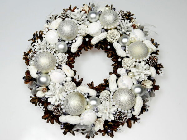 Wianek bożonarodzeniowy perłowo-biały