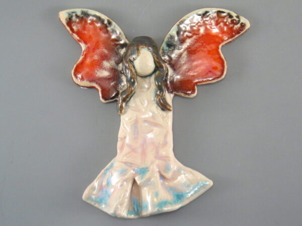 Aniołek ceramiczny z czerwonymi skrzydłami