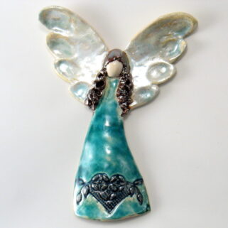 Anioł ceramiczny ze srebrzystymi skrzydłami