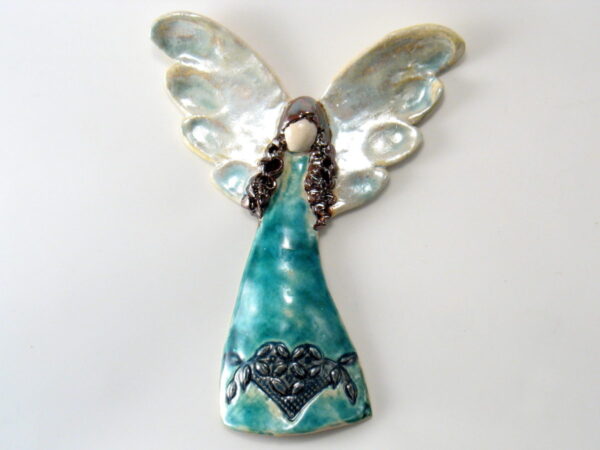 Anioł ceramiczny ze srebrzystymi skrzydłami