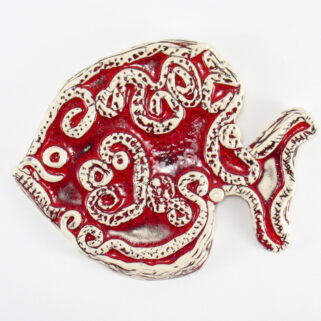 Ryba ceramiczna czerwona uformowana ręcznie z gliny