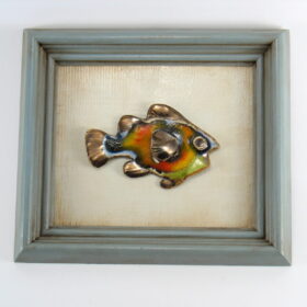 Rybka ceramiczna w ramie, zawieszka na ścianę, oprawiona w drewnianą, postarzaną ramę o wymiarach 20,5 x 23,5 cm, rękodzieło. Doskonały prezent.