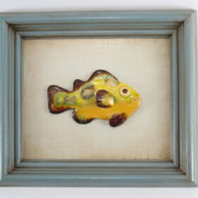 Żółta rybka w ramie , ceramiczna zawieszka na ścianę, oprawiona w drewnianą, postarzaną ramę o wymiarach 20,5 x 23,5 cm, doskonały prezent