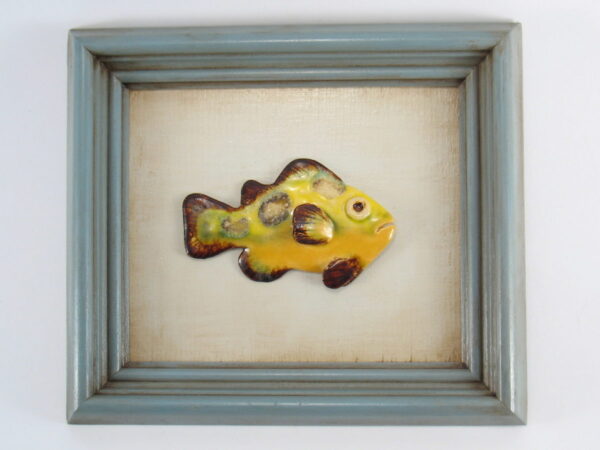 Żółta rybka w ramie , ceramiczna zawieszka na ścianę, oprawiona w drewnianą, postarzaną ramę o wymiarach 20,5 x 23,5 cm, doskonały prezent