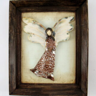 Miedziano-brązowy anioł w ramie, ceramiczna zawieszka na ścianę, oprawiony w drewnianą, postarzaną ramę o wymiarach 20,5 x19 cm, doskonały prezent.
