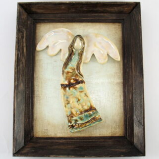 Beżowo-turkusowy anioł w ramie, ceramiczna zawieszka na ścianę, oprawiony w drewnianą, postarzaną ramę o wymiarach 20,5 x19 cm, doskonały prezent.