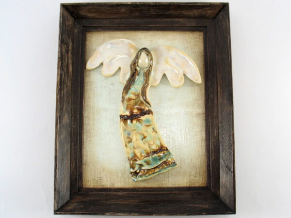Beżowo-turkusowy anioł w ramie, ceramiczna zawieszka na ścianę, oprawiony w drewnianą, postarzaną ramę o wymiarach 20,5 x19 cm, doskonały prezent.