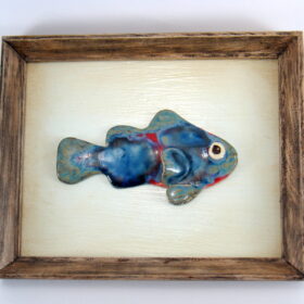 Granatowa rybka w ramie, ceramiczna zawieszka na ścianę, oprawiona w drewnianą, postarzaną ramę o wymiarach 20,5 x19 cm, doskonały prezent.