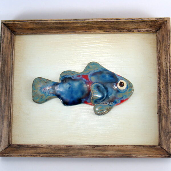 Granatowa rybka w ramie, ceramiczna zawieszka na ścianę, oprawiona w drewnianą, postarzaną ramę o wymiarach 20,5 x19 cm, doskonały prezent.
