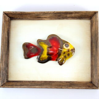 Czerwono-żółta rybka w ramie , ceramiczna zawieszka na ścianę, oprawiona w drewnianą, postarzaną ramę o wymiarach 20,5 x19 cm, doskonały prezent.