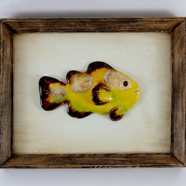 Żółta rybka ceramiczna w ramie, dekoracyjna płaskorzeźba