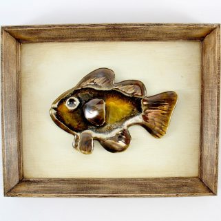 Brązowa rybka ceramiczna w ramie, zawieszka na ścianę