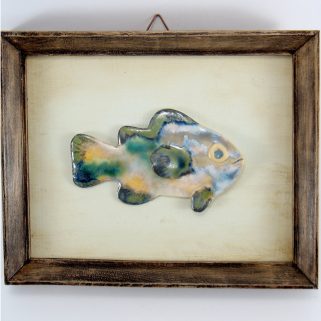 Pastelowa rybka w ramie, ozdobna płaskorzeźba ceramiczna