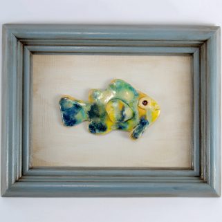 Turkusowo-żółta rybka w ramie, prezent na parapetówkę