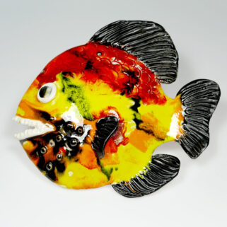 Żółto-czerwona ryba ceramiczna, barwna płaskorzeźba