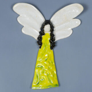 Żółto-zielony anioł ceramiczny. Doskonały prezent na chrzest, roczek, komunię. Ozdoba pokoju dziecinnego. Wysokość 16 cm, szerokość 13 cm.