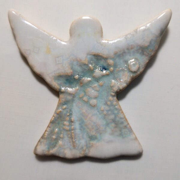 Biało-błękitny aniołek ceramiczny na magnes
