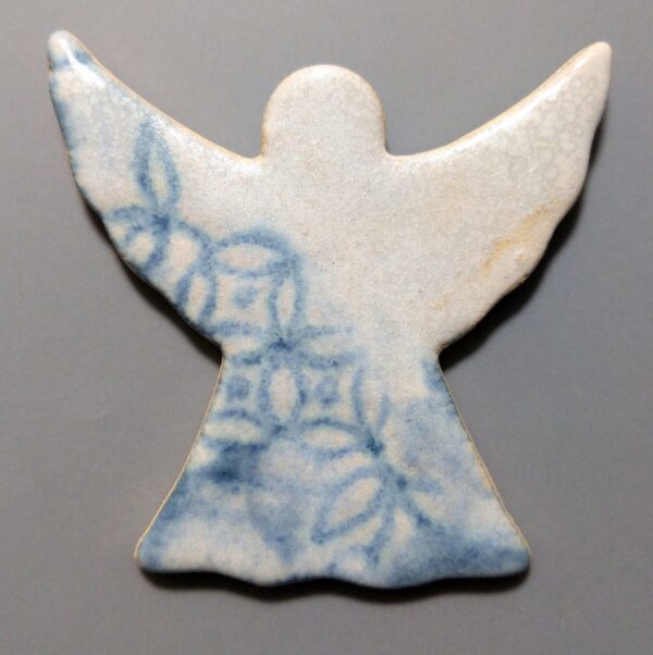 Aniołek ceramiczny biało-niebieski