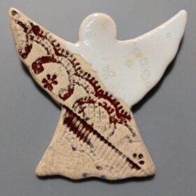 Aniołek ceramiczny biało-czerwonawy
