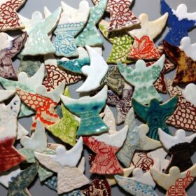Losowy zestaw 10-ciu sztuk aniołków ceramicznych na magnes