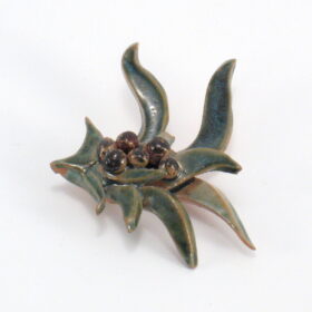 Broszka ceramiczna rozwichrzona