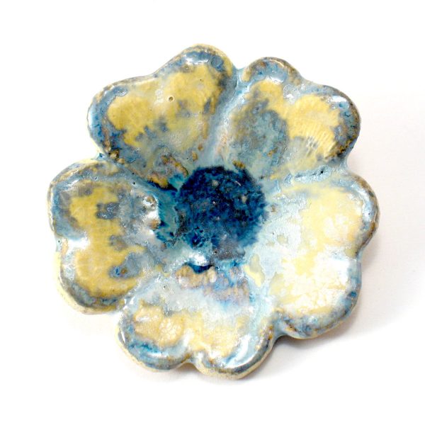 Niebieski kwiatek broszka ceramiczna
