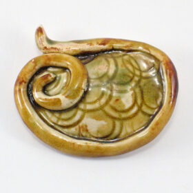 Broszka ceramiczna Loczek
