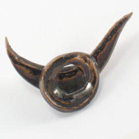 Broszka ceramiczna Rogata