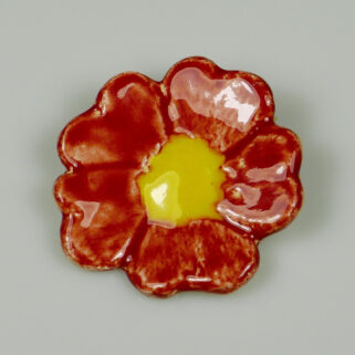 Broszka Kwiatek z Żółtym Oczkiem ceramika ręcznie wykonana