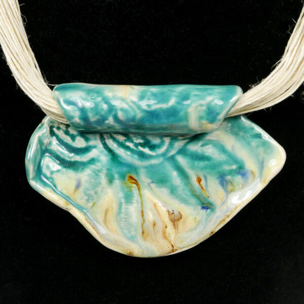 Naszyjnik ceramiczny Błękitna Zatoka, ręcznie formowany. o wymiarach 6,5 x 10 cm, pokryty błyszczącym szkliwem. Wykonany w jednym egzemplarzu.