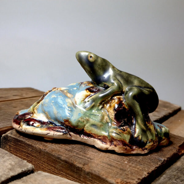 Żaba z gliny szkliwiona, rękodzieło artystyczne