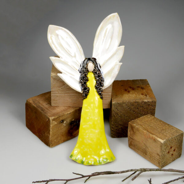 Aniołek ceramiczny w żółtej szacie