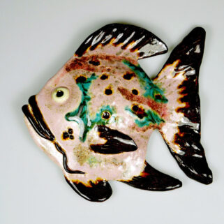 Ryba ceramiczna Krnąbrna, zawieszka na ścianę, uformowana ręcznie z gliny, bajkowa ryba dekoracja pokoju dziecka