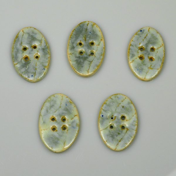Guzik ceramiczny owalny jasnobłękitny, dekoracyjny dodatek