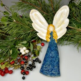 Aniołek ceramiczny Życzliwy, dekoracja ściany salonu