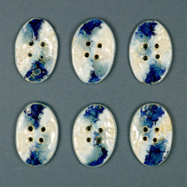 Biało-niebieski guzik ceramiczny