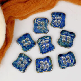 Granatowe guziki ceramiczne