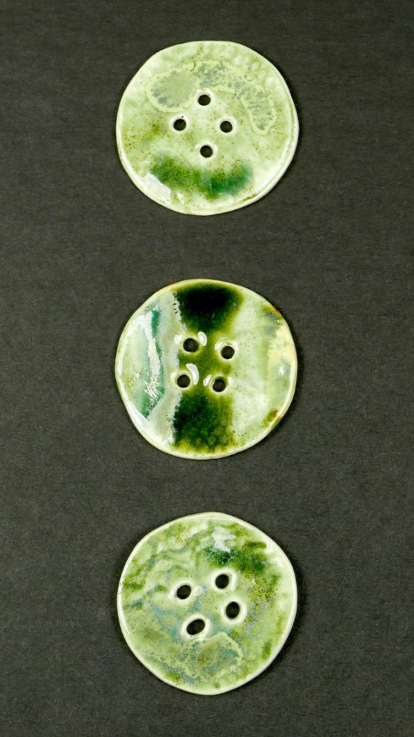 Zielone guziki ceramiczne