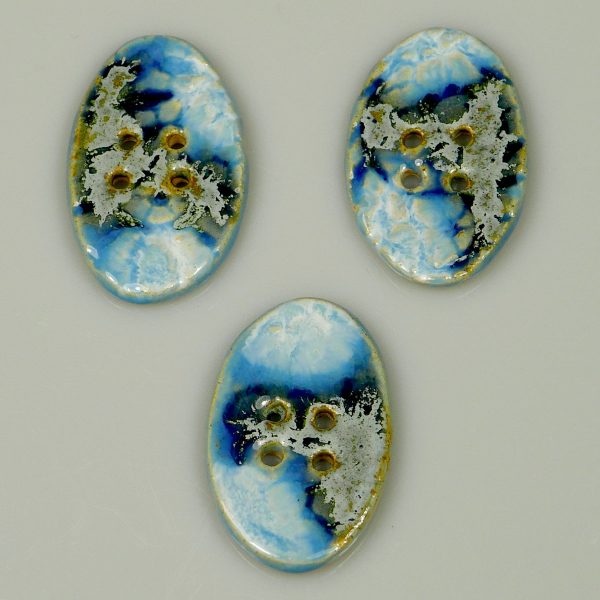 Guzik ceramiczny owalny niebiesko-błękitny, ozdoba swetra