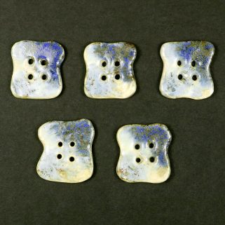 Guzik ceramiczny nieregularny błękitno-granatowy. Ręcznie robione oryginalne dodatki krawieckie