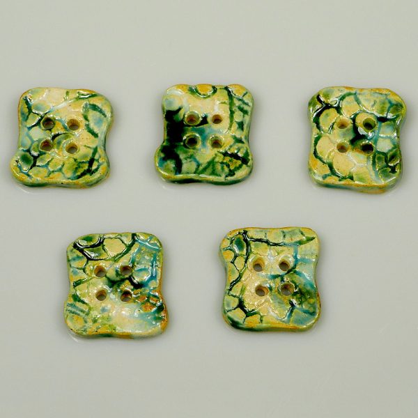 Guzik ceramiczny nieregularny zielono-beżowy, rękodzieło
