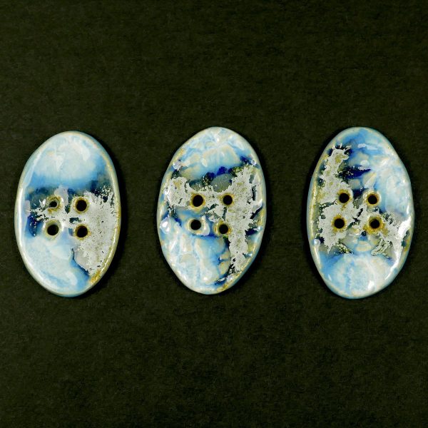 Niebieskie owalne guziki z gliny
