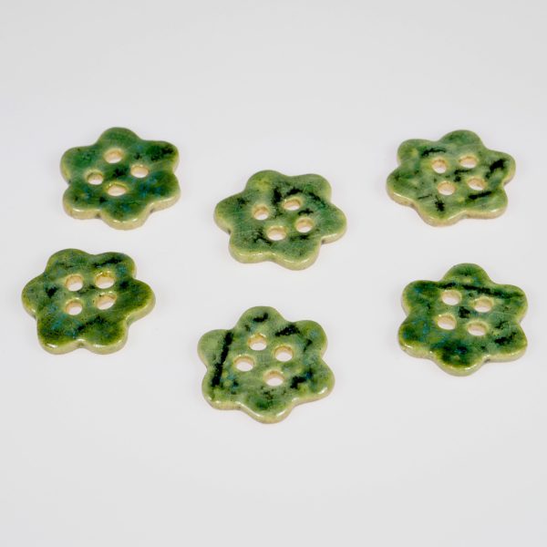 Ozdobne zielone guziki w formie kwiatka