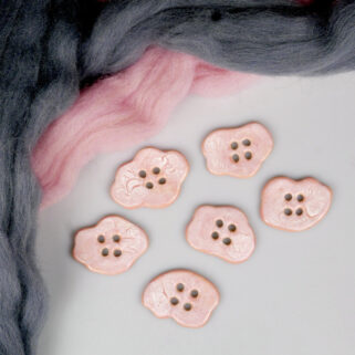 Różowe chmurki guziki ceramiczne
