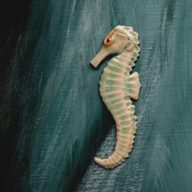 Konik morski ceramiczna płaskorzeźba do zawieszenia na ścianie
