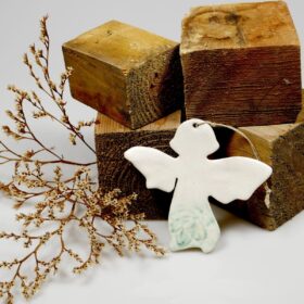 Aniołek ceramiczny upominek dla babci. Ręcznie wykonana, oryginalna dekoracja będzie świadectwem naszych gorących uczuć do obdarowanej osoby.