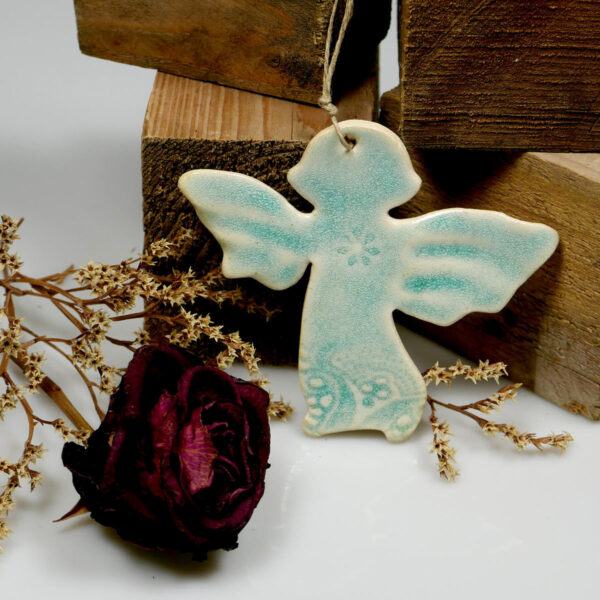 Błękitny anioł ozdoba ceramiczna do zawieszenia na ścianie lub oknie. Może też służyć jako dekoracja świąteczna na stół lub choinkę.