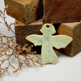 Prezent dla mamy aniołek ceramiczny. Ręcznie wykonany, sympatyczny upominek na Dzień Matki, imieniny, urodziny lub święta. Dekoracja wisząca.